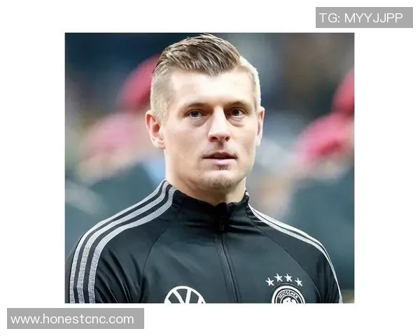 德国足球队球星女友风采：美丽如花，飒爽如虎